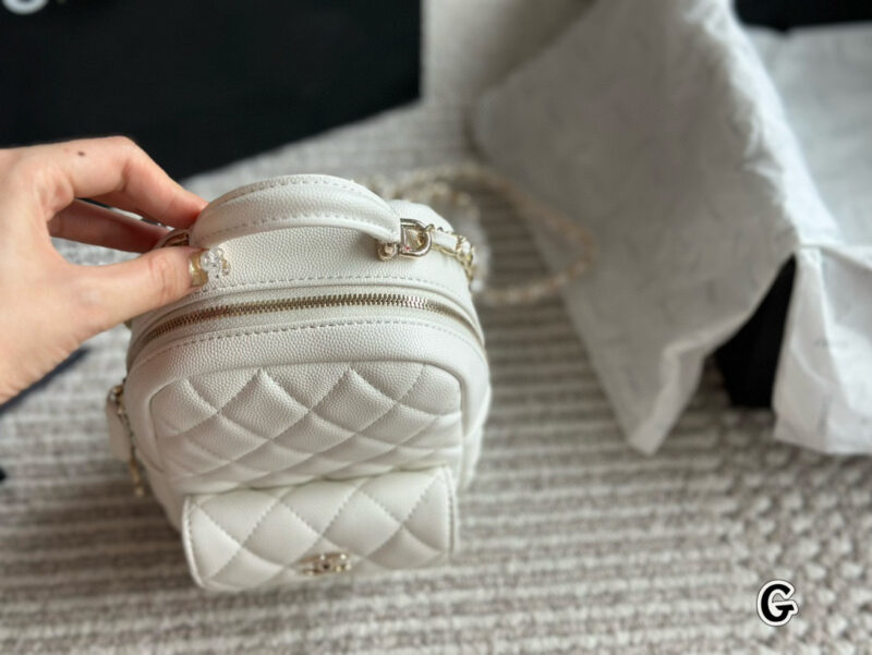 d10c29ff63.jpg 230 box
size:13*18cm
Xiaoxiangjia's new 24c backpack
This season's stir fried chicken with cute little shoulders
It looks very small, but the capacity is quite large. There are also many ways to memorize it, which is very nice
Black lychee cowhide ...