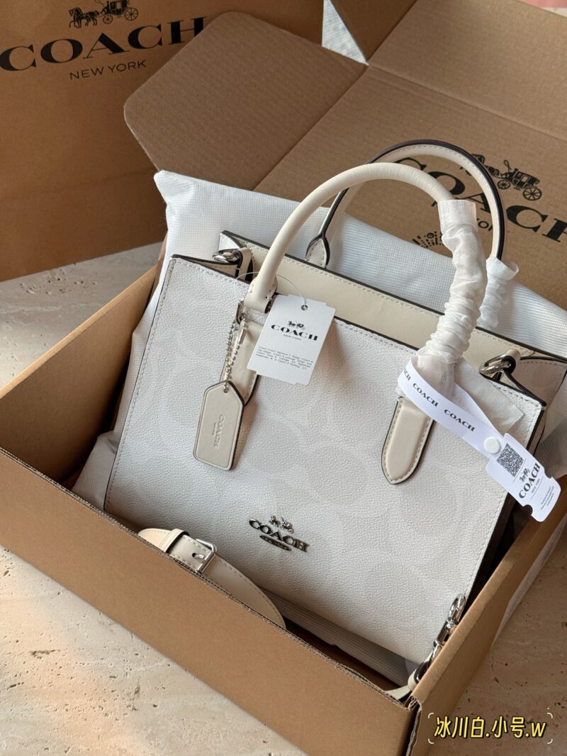 d11a578dcd.jpg 265 box
size:25*19cm
Maggie's exquisite tote from C family
Old Flower Small Tote Bag Type
Handheld exquisite and versatile crossbody with elegant temperament!