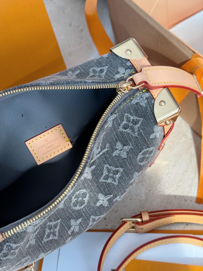d1464cb97a.jpg 280 boxes
size:23*16cm
Ljia 25trunk Rocket New Bag
Sidetrunk washed denim!!
This season's sailing series is all great!
√ Cowboy blue is gentle and versatile
Super Western style upupupup
Search Lv Soft Box (Box)