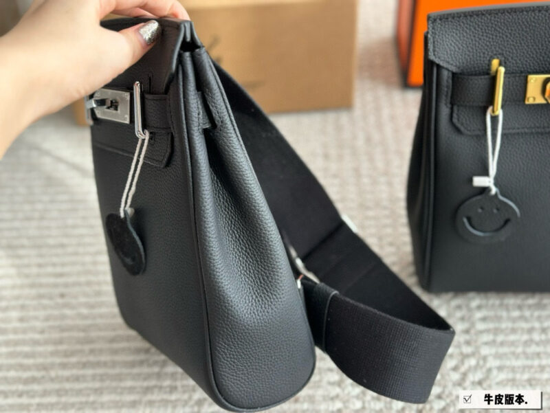 d1477ed900.jpg 310 original cowhide
Size 21 19cm with gift box
Hermes HAC A DOS
Hermes is very suitable for boys' bags, but Hac is really suitable for boys!! The most practical men's bag has a strong appearance and is also resistant to damage
Whether it's a crossbo...