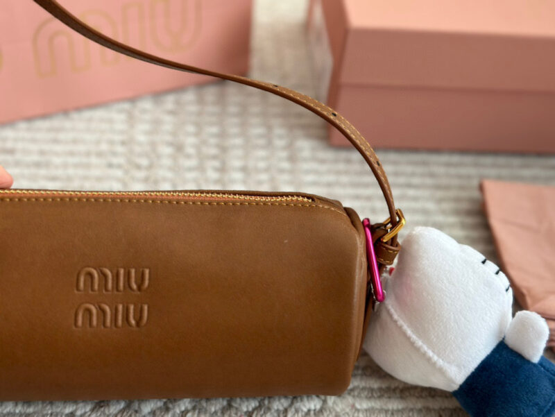 210 with pendant
Size: 22 9cm with box
Who has the joy of miumiu's small cylinder
Miumiu pencil case bag made of old Nappa leather
Very retro flavor paired with lamb wool. Mary Jane is a pseudo intellectual with a refined look today