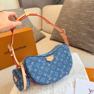 2-in-1 pea bag p300
LV denim monogram is finally back, no longer searching for vintage!
Classic light blue distressed denim with vintage design, full of retro feeling. Cowboys come with a casual temperament, with a soft body that gives people a feeli...