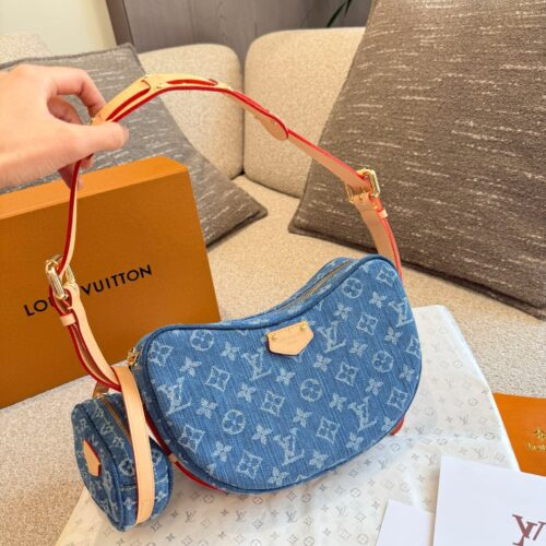 2-in-1 pea bag p300
LV denim monogram is finally back, no longer searching for vintage!
Classic light blue distressed denim with vintage design, full of retro feeling. Cowboys come with a casual temperament, with a soft body that gives people a feeli...