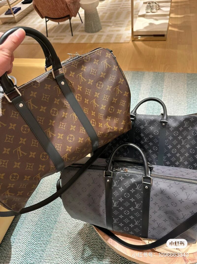 Classic travel bag with flowers