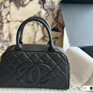 240 boxes
size：28 16cm
Chanel vintage bowling bag
This bowling bag is really delicious~
A vintage Chanel bowling bag that has been very popular recently.
The design is not easily outdated and is very fashionable to hold in your hand.
?? Cowhide...