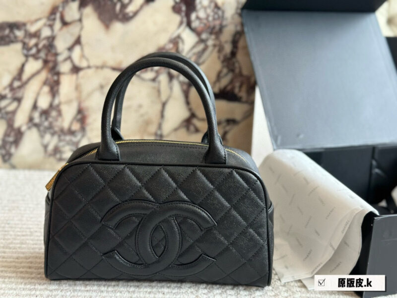 d17ddbcbfa.jpg 240 boxes
size:28 16cm
Chanel vintage bowling bag
This bowling bag is really delicious~
A vintage Chanel bowling bag that has been very popular recently.
The design is not easily outdated and is very fashionable to hold in your hand.
?? Cowhide...