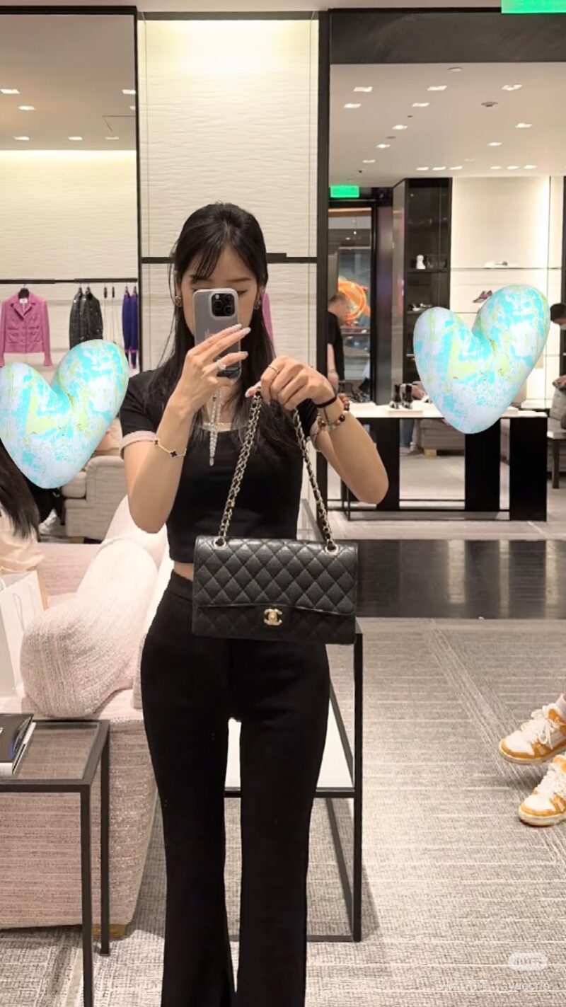 Classic timeless Chanel black gold CF
A classic never goes out of style! Chanel Black Gold Cf!
The evergreen tree in the fashion industry is undoubtedly the Chanel Cf series! The classic black and gold color scheme is Chanel's iconic design, which ca...