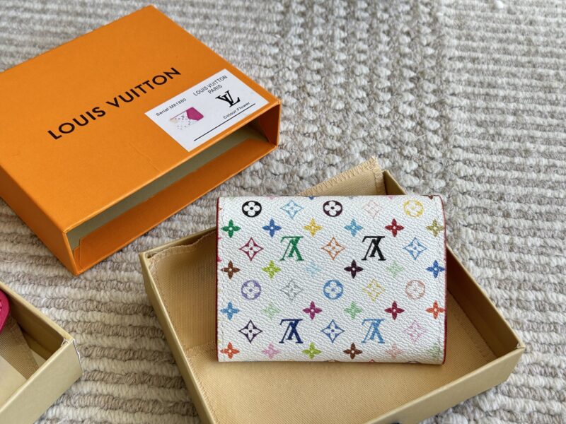 d1b0500e1f.jpg 145 boxes
size:11*9cm
Cute things can heal everything
The white tri colored coin purse from L's family is truly outstanding
The oil and wax edges on both sides are very textured!
White tri color with a red lining!
It's really amazing! retract