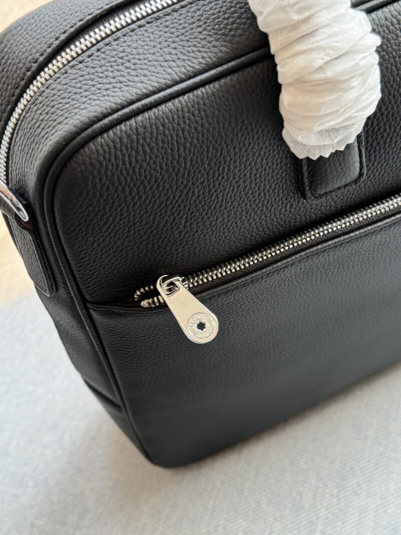 d1b24f449b.jpg Cowhide 340
size:38×28
MONTBLANC briefcase handbag crossbody bag
Cowhide material creates various visual effects
Business commuting men's briefcase
The capacity is also very large, it can hold files and computers
Black versatile, classic
The mater...