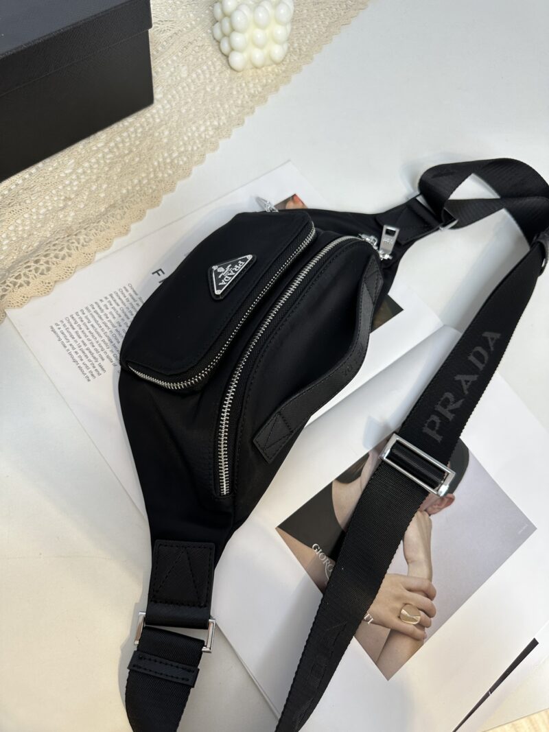 Comes with PRADA gift box, size 30x15 waist bag/chest bag model 2VH 165. This waist bag design is not only practical but also enhances the overall design sense, making it easy to raise the body proportion. The bag can be worn as a chest bag or crossb...
