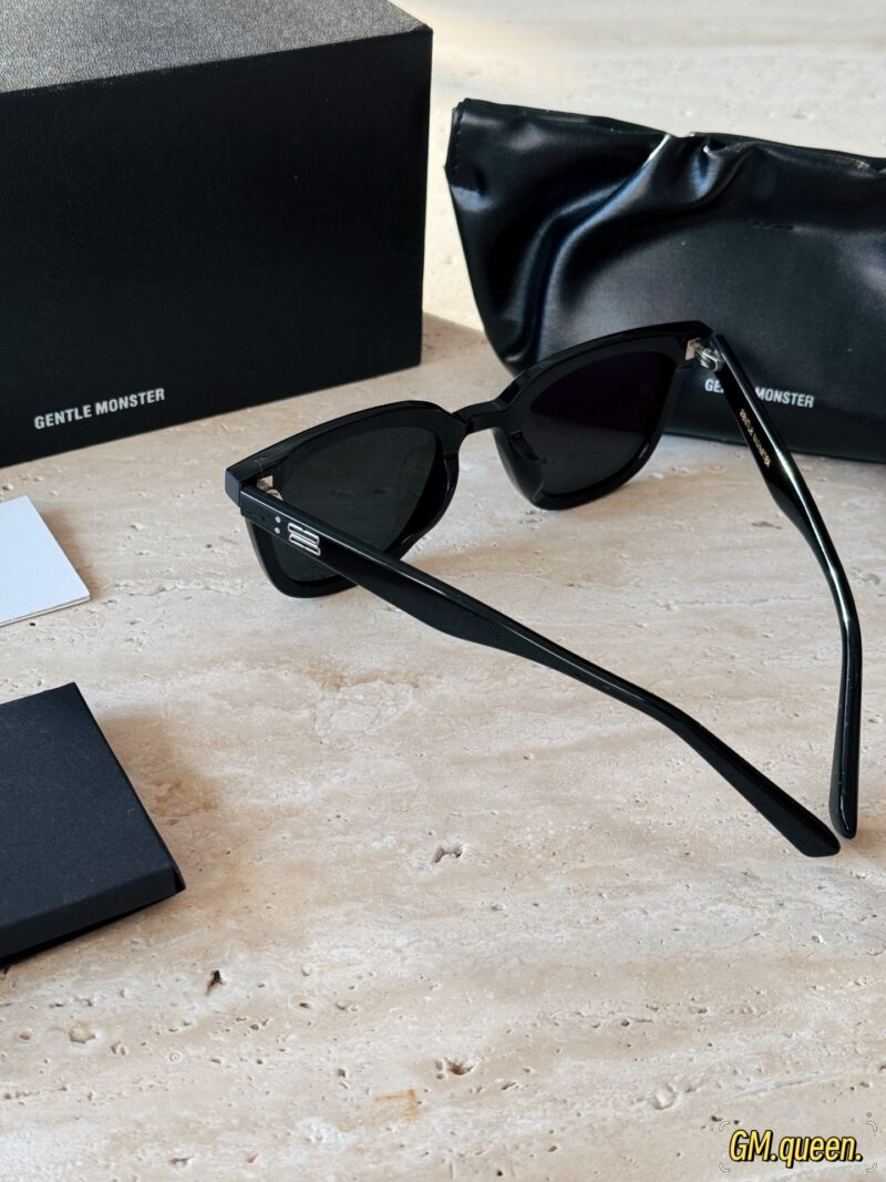 d1bb418b40.jpg 185 pairs of packaging
GM Sunglasses | White Deer Same Style Queen
Square face Tian Cai sunglasses one!
Soft square circular frame design,
It can effectively contour the face,
After wearing it, it looks super small on the face.