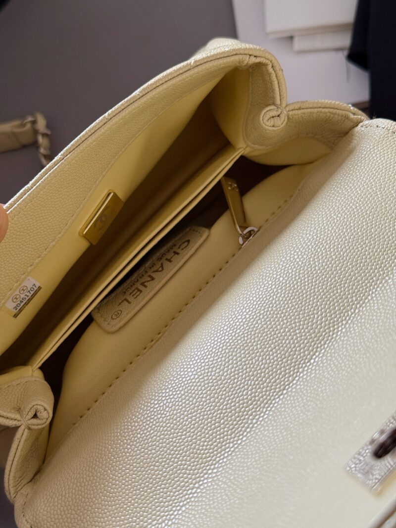 d1bcdc7221.jpg 230 box
Size: 19 * 14cm (small)
Cute and lovely chicken yellow/very suitable for summer color matching~
Xiaoxiangjia Coco Handle Handbag
Grain leather material
Original hardware!