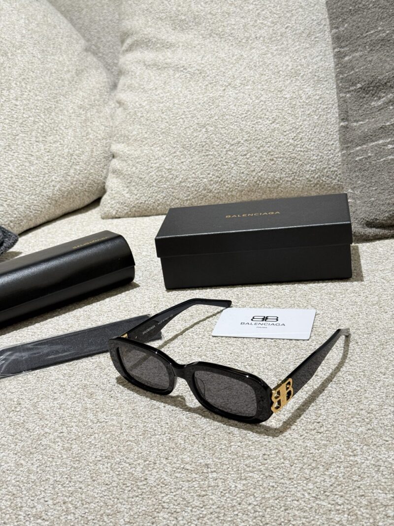 d1e0a86860.jpg Balenciaga Sunglasses p210
I can't refuse a bit of suspicion. The same sunglasses as the celebrity look beautiful on my face!
I declare that the retro cat's eye sunglasses are the ancient god cat's eye+narrow frame which is really a Rocket combinatio...