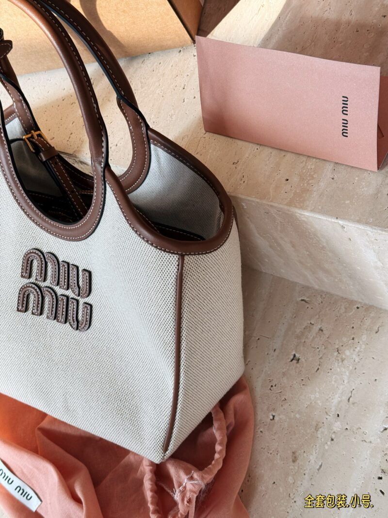 d1e44b4c08.jpg 300 complete sets of packaging
size:21*18cm
Miumiu's new tote
The wind is blowing too hard this year
There are so many popular products!
This version is also too beautiful!
Miumiu's canvas bag is packed in one color for spring and summer!
Canvas an...
