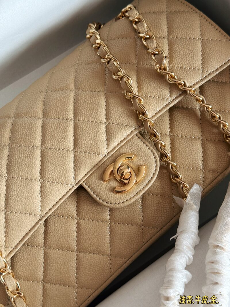 d1ed1d279f.jpg 250 boxes
size:25*16cm
Xiaoxiangjia CF, we have always been very dedicated to doing it
Flash sale of other products on the market
Caviar cowhide
A very comfortable one!
Light beige makes the gentlest CF girl