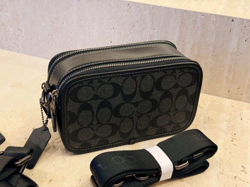 255 boxes
size：20*12cm
C's new men's camera bag
The compact and cool Beck Crossbody
Daily commuting is completely fine
Medium width woven shoulder straps are more comfortable