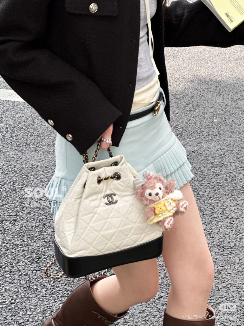 d1f6031b11.jpg Chanel's shoulder wandering is really popular!
Black and white color blocking is still difficult to buy
White exudes a gentle temperament, perfect for sweet salt sisters who are versatile in autumn and winter! To be honest, it's better to match than ...