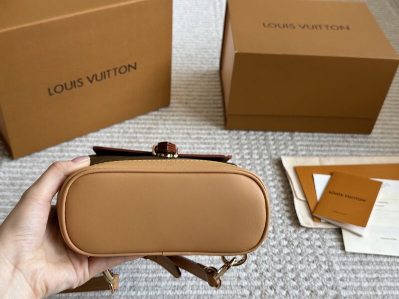 d1fe17507d.jpg 240 boxes
Copy size 22 17cm
L Home SOHO Old Flower Backpack
Single shoulder, crossbody, and double shoulders
Changing freely is very convenient!
Super versatile, can be carried anywhere!
Search for Lv bb backpack