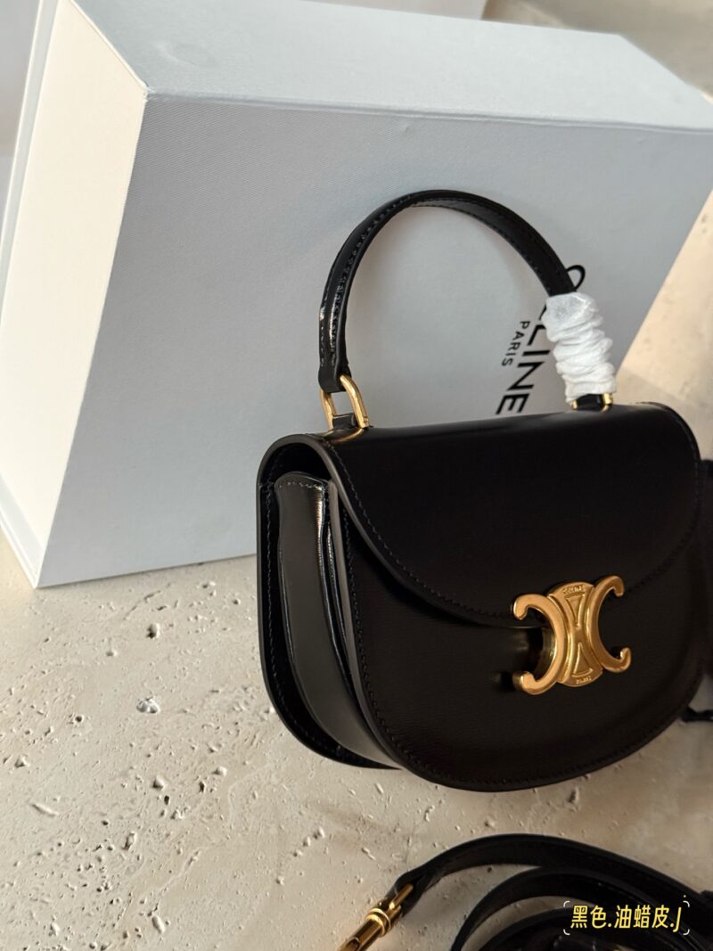 d1ff4176af.jpg 250 box cowhide
size:16*12.5cm
Celine's latest Arc de Triomphe handbag is here!
Between the medium-sized bag and the mini bag
One size
Both practical and cute enough!
I can't put down my phone