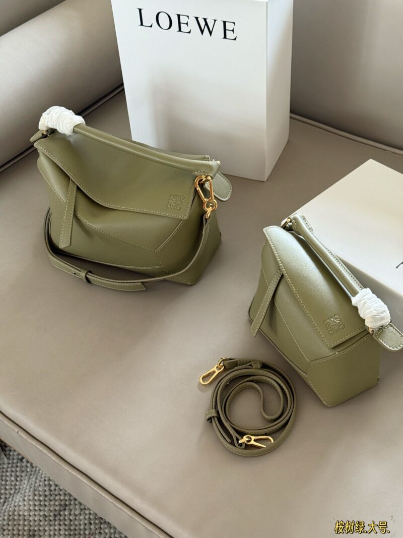 d20a79b47f.jpg 235 260 box
Size: 18 * 10cm (mini)
24 * 15cm (large size)
Loewe Geometry Package Puzzle
Truly cannot be missed,
?? Cowhide quality!
Completely hold on!
Advanced high is about to overflow!
Did you adjust the color of this eucalyptus green puzzle t...