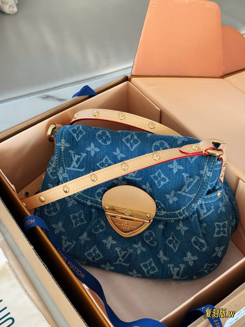 d21601adf3.jpg 310 box (replica version)
size:26*18cm
L's denim sunset is perfect for spring and summer
I really like the tannin series
The Sunset capacity is sufficient,
Soft and not afraid of pressure,
Color resistant and stylish!