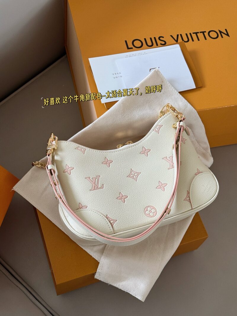 d21c1003da.jpg 240 box high order version
size:29*16cm
L's white strawberry cream croissant
Cream white with dotted strawberry jam is the color of summer
Lively and lovely!
Two shoulder straps can be worn diagonally or on one shoulder
Mainly, you will like this color~