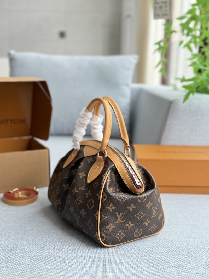d23878a514.jpg 230 Complete Gift Box Set
size:28×21
LV dumpling bag handbag shoulder crossbody bag steel hardware counter 163 frequency conversion chip
Easy interpretation of retro fashion
The bag is quite spacious, simple yet not simple, and does not require ex...