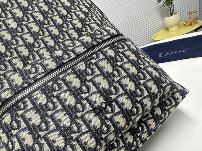 Classic canvas bag paired with cowhide, perfect for both men and women in spring and summer retro style. This bag hits the heart with just one glance, featuring a neutral blue herringbone embroidery and vintage waterproof technology fabric. Dior's co...