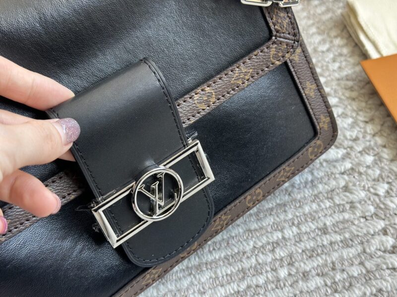 ￥ 285 New Product
LV | Soft Daphne | Show off New Product
Appearing at the 2025 Spring/Summer fashion show with cowhide trim to ensure the comfort of the bag, the Dauphine Soft handbag features a monogram cut for a soft look
Suitable for both men an...