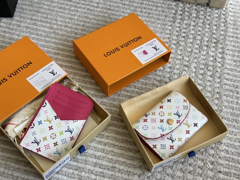 d24a12d9f8.jpg 145 boxes
size:11*9cm
Cute things can heal everything
The white tri colored coin purse from L's family is truly outstanding
The oil and wax edges on both sides are very textured!
White tri color with a red lining!
It's really amazing! retract