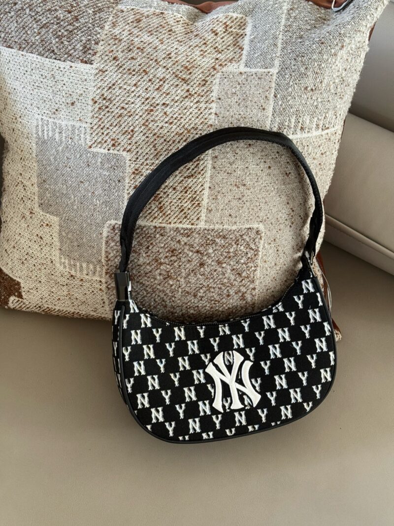d2514c7f44.jpg 170 boxes
size:22*15cm
Summer travel|
We can't do without an MLB armpit bag
MLB Cowboy Canvas Underarm Bag
The capacity is not small either
Can accommodate travel beauty gadgets
Who wouldn't love retro vintage vintage MLB? It's really amazing!