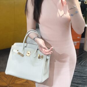 Bento bag p235
Chanel Chanel 25C Carefully Selected
The whole internet knows that the price of 24C has been indirectly adjusted. Although this cute lunch box bag belongs to small leather goods, the price allows me to climb Chanel again. It is also a ...