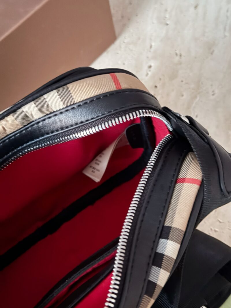 d25c50c269.jpg 190 pairs folding gift box
Size: 22 * 15cm
Bur Classic Grid Camera Bag
Traveling and working from home is very convenient!
One that my boyfriend really likes!
This is a product that can be used by children, boyfriends, girlfriends, uncles, and aunties!
