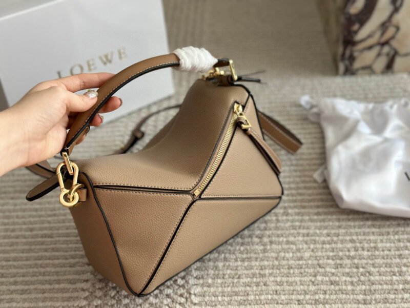 d25dcf1725.jpg ¥225
From now on, fans of the Luo family geometric bag family will surely be delighted with the addition of a bag to the Loewe puzzle. The classic geometric bag will once again attract fans with its mini bag! This time let's plant grass and see if ...