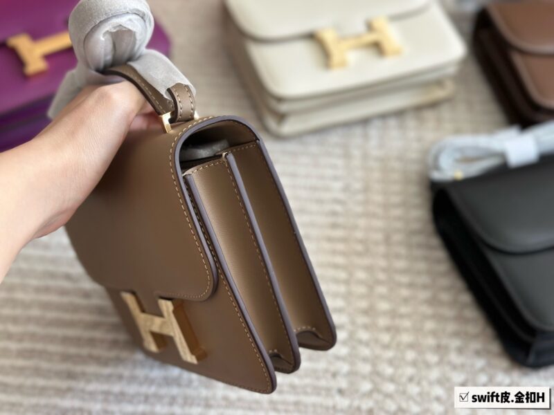 Comes with a complete set of packaging
size：19*15cm
H's flight attendant bag, Kangkang bag,
Original hand sewn,
???? Swift cowhide/silver buckle
Original logo complete