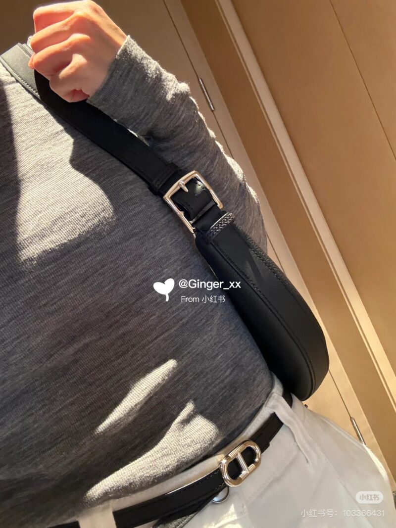 Heartthroated with true love, I dug up the Hermes Arcon Moon Bag from my wealthy sister's house and found it. It's carved with a W-cut and made of elephant grey togo leather, it's really beautiful.
The size is about 28 * 19 centimeters, very small an...