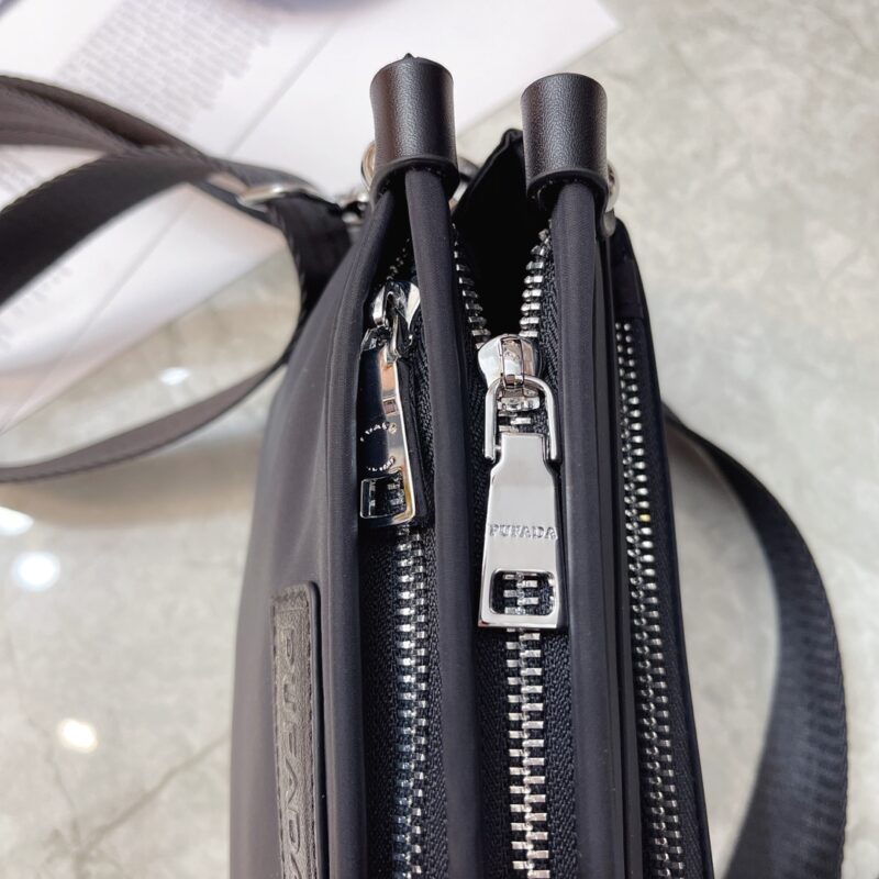 d262db6db6.jpg Pure original top quality latest single shoulder crossbody bag mobile phone bag high-end luxury original board imported waterproof fabric with cowhide luxury triangle mark hardware, clear logo, quality absolutely comparable to the original, mini vers...