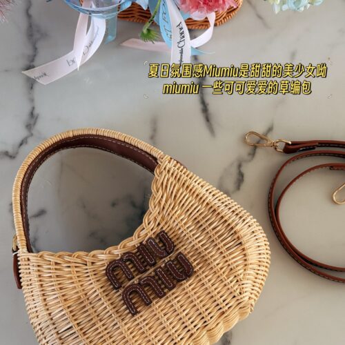210 box
size：22*12cm
Miumiu Summer Limited Edition|
New woven vegetable basket
A chaotic hobo bamboo woven bag with a raging fire
The cute cowhide iconic logo becomes a highlight, it's so beautiful