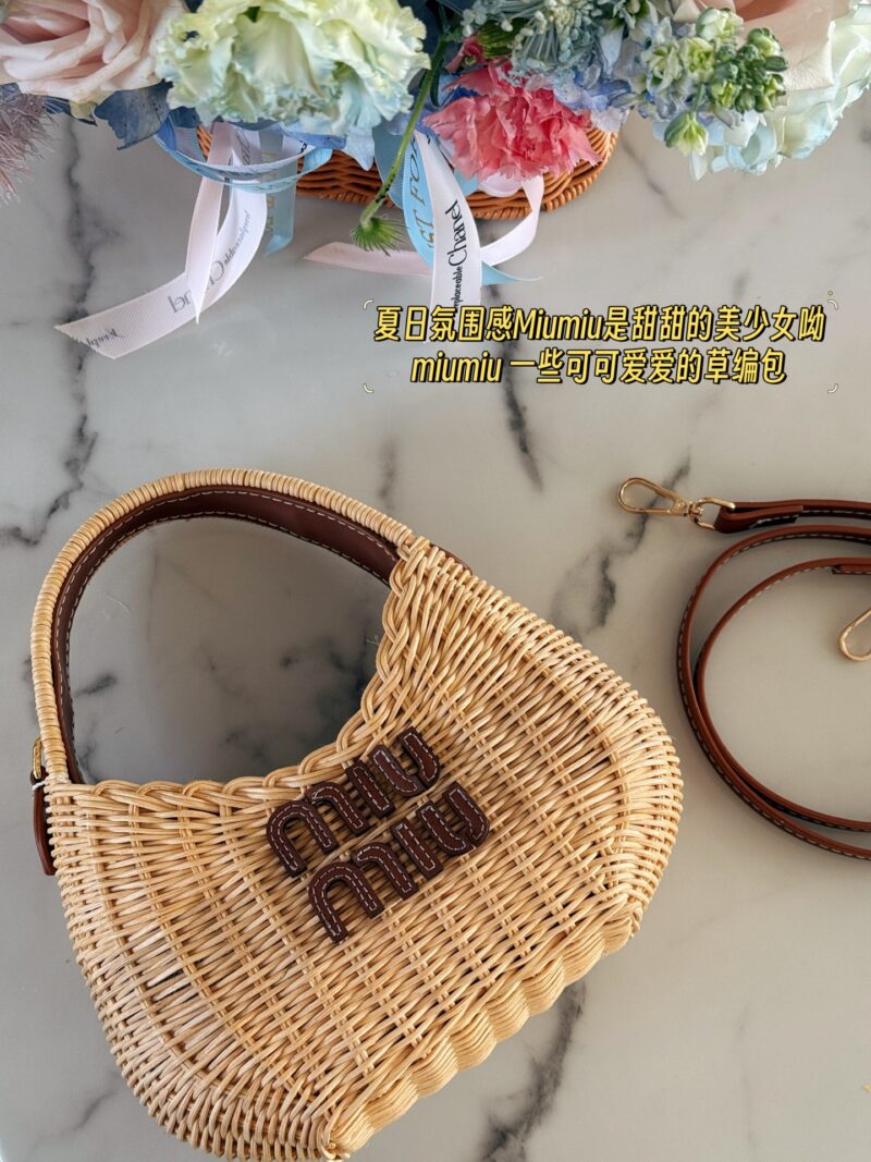 d292e76048.jpg 210 box
size:22*12cm
Miumiu Summer Limited Edition|
New woven vegetable basket
A chaotic hobo bamboo woven bag with a raging fire
The cute cowhide iconic logo becomes a highlight, it's so beautiful