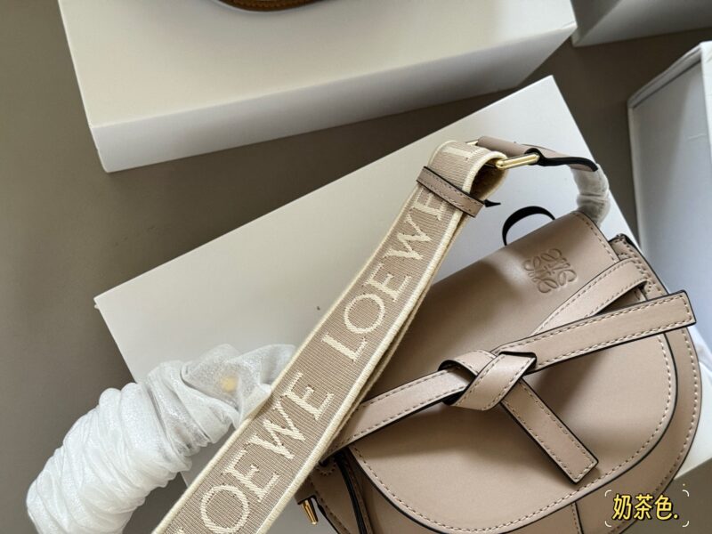 d29358ad6f.jpg 275 boxes
Size: 20 * 15cm (small)
Loewe/Loewe
The new shoulder strap is very beautiful!
Gate Bag Saddle Bag Crossbody Bag,
I feel like gate is Loewe's gift!
? Cowhide leather!
