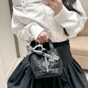 Dior Fragrant Hairy Indigenous Bag Small
Full of high-end feeling