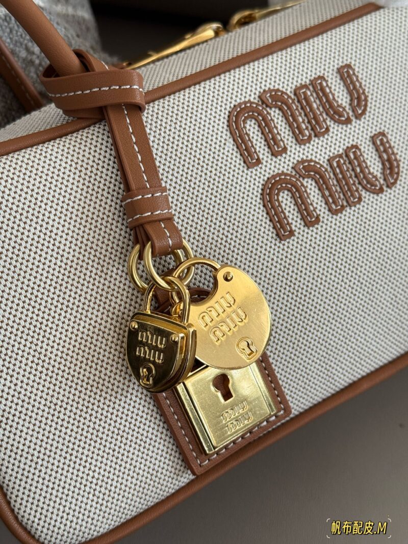d2c79997cd.jpg 290 boxes
size:28*15cm
Miumiu bowling/briefcase/
Miu is here to steal money again! The new canvas briefcase is here!
It's nice to carry on your back
Can be carried by hand or carried diagonally!
The appearance is Princess Miumiu!