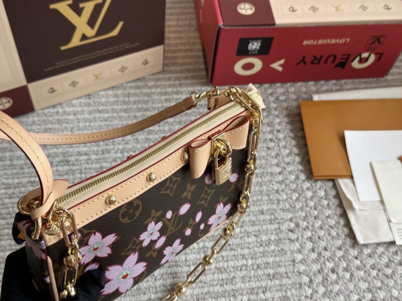 235 box
size：22*12cm 
L Home Mahjong Bun! Replica
?? Short shoulder straps! chain ??
Everything is available!!
Summer mahjong bag is more suitable, really fragrant armpit bag
