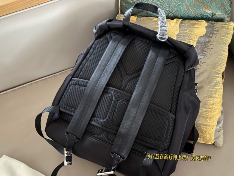 d320c1d4cf.jpg 270 without box
size:37*46cm
Prada Nylon Backpack
24-hour fashion show!
Can be carried on both shoulders or one shoulder!
The simple layout and large storage space make it easy to accommodate laptop files, and the details are perfect