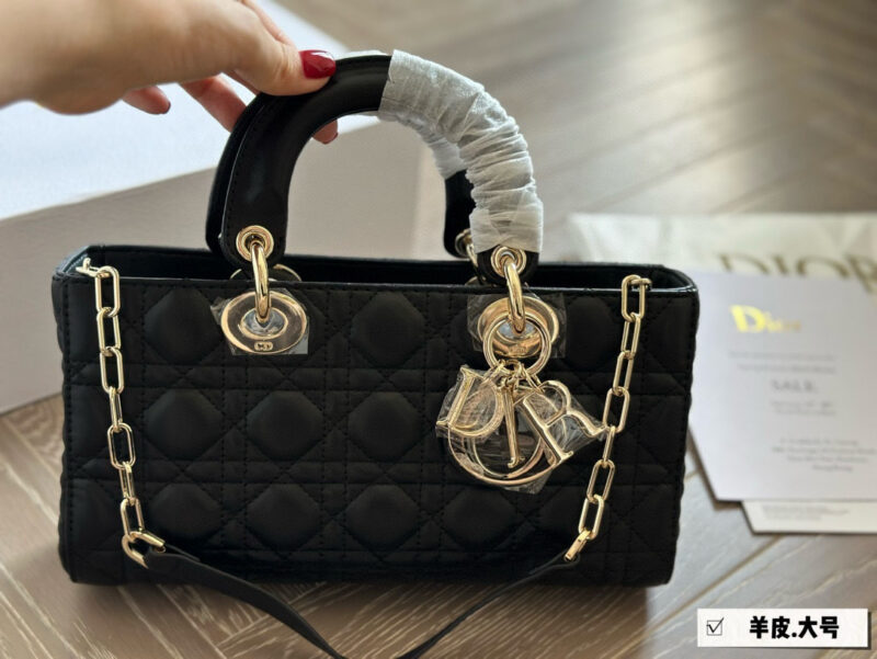 Dior lady's new long sheepskin full set packaging
Dior's all-new D-joy is making a strong comeback, with the rhythm of a big hit. The bag comes with two shoulder straps and multiple back styles, making the upper body both beautiful and stylish. The c...