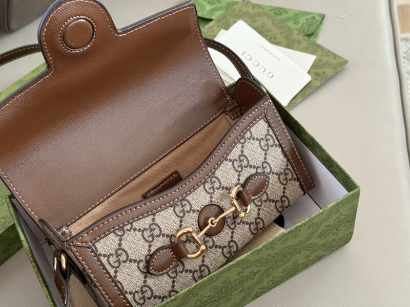 d33a391988.jpg 200 boxes
size:19*12cm
GG 1955 new mini bag
Capacity is also acceptable
My god? It's so beautiful!
Classic color Gucci1955
