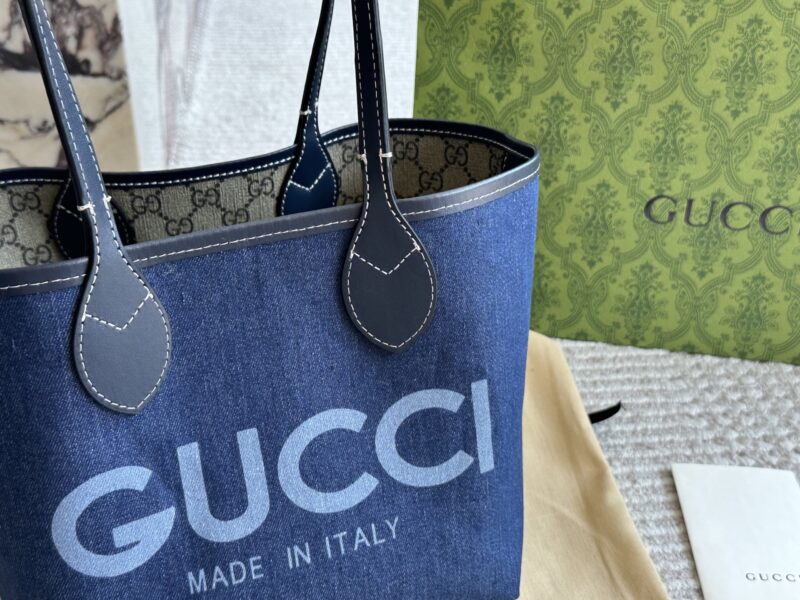 d348cfa44c.jpg 220 boxes
size:22*21cm
GG new double-sided tote bag
Capacity is also acceptable
My god? It's so beautiful!
Classic must-have item