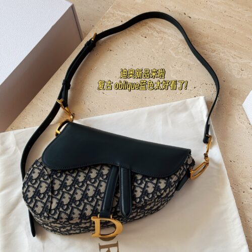 320 boxes (presbyopia)
Size: 25cm (top width) * 20cm high
D's new product is here
Retro Oblique Blue is so beautiful!
The shoulder strap can be adjusted in a wide range!
Underarm crossbody