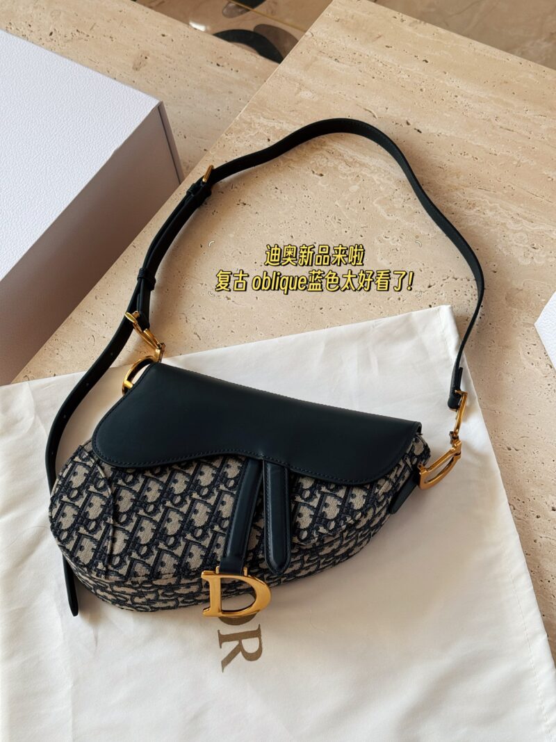 320 boxes (presbyopia)
Size: 25cm (top width) * 20cm high
D's new product is here
Retro Oblique Blue is so beautiful!
The shoulder strap can be adjusted in a wide range!
Underarm crossbody