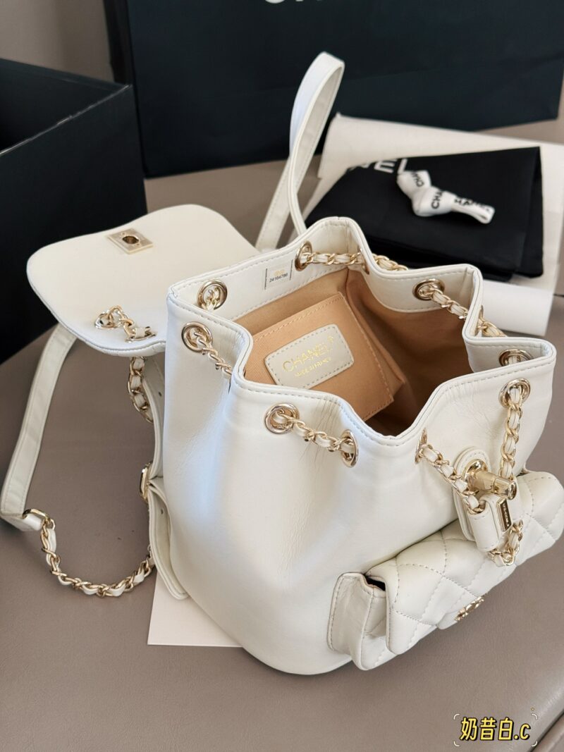 260 boxes
size：18*20cm
Xiaoxiang Family Duma Backpack
The texture of the bag is super good!
Fine grain sheepskin!
The cutest backpack of the season
? Single shoulder ? Double shoulder ? Handheld